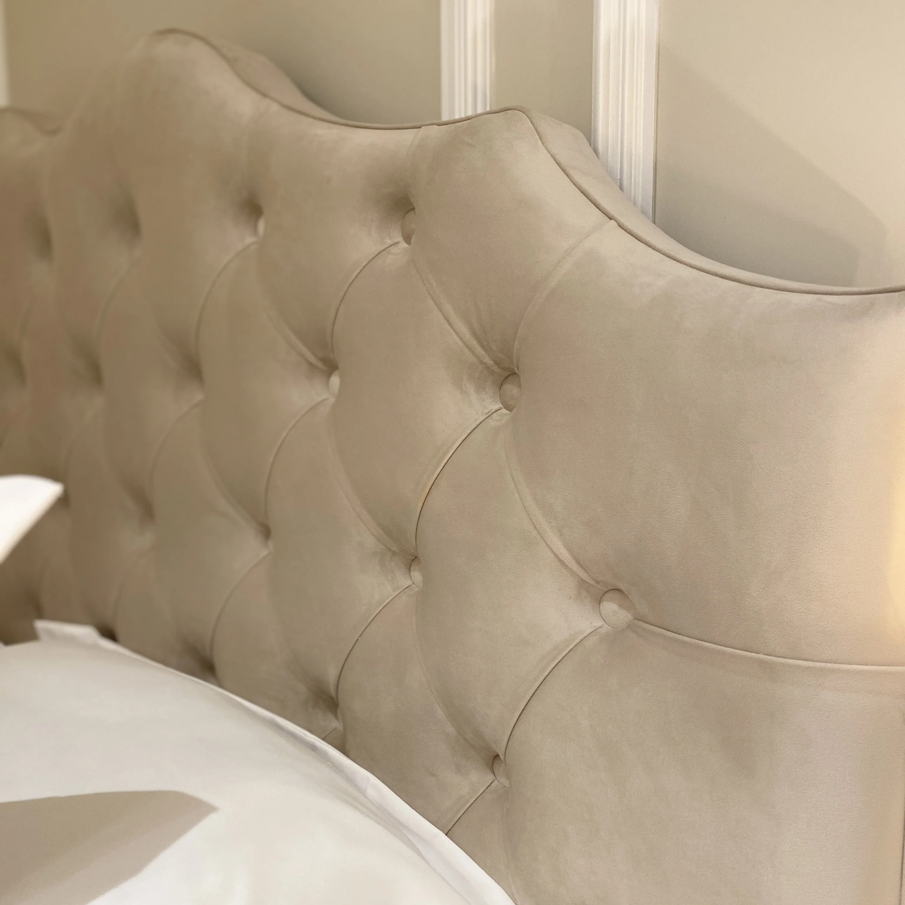 Belvoir Vanilla Luxury Curved Velvet Bed - Image 3
